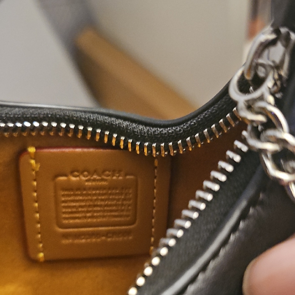 Chic Black Handbag - Picture 3 of 6